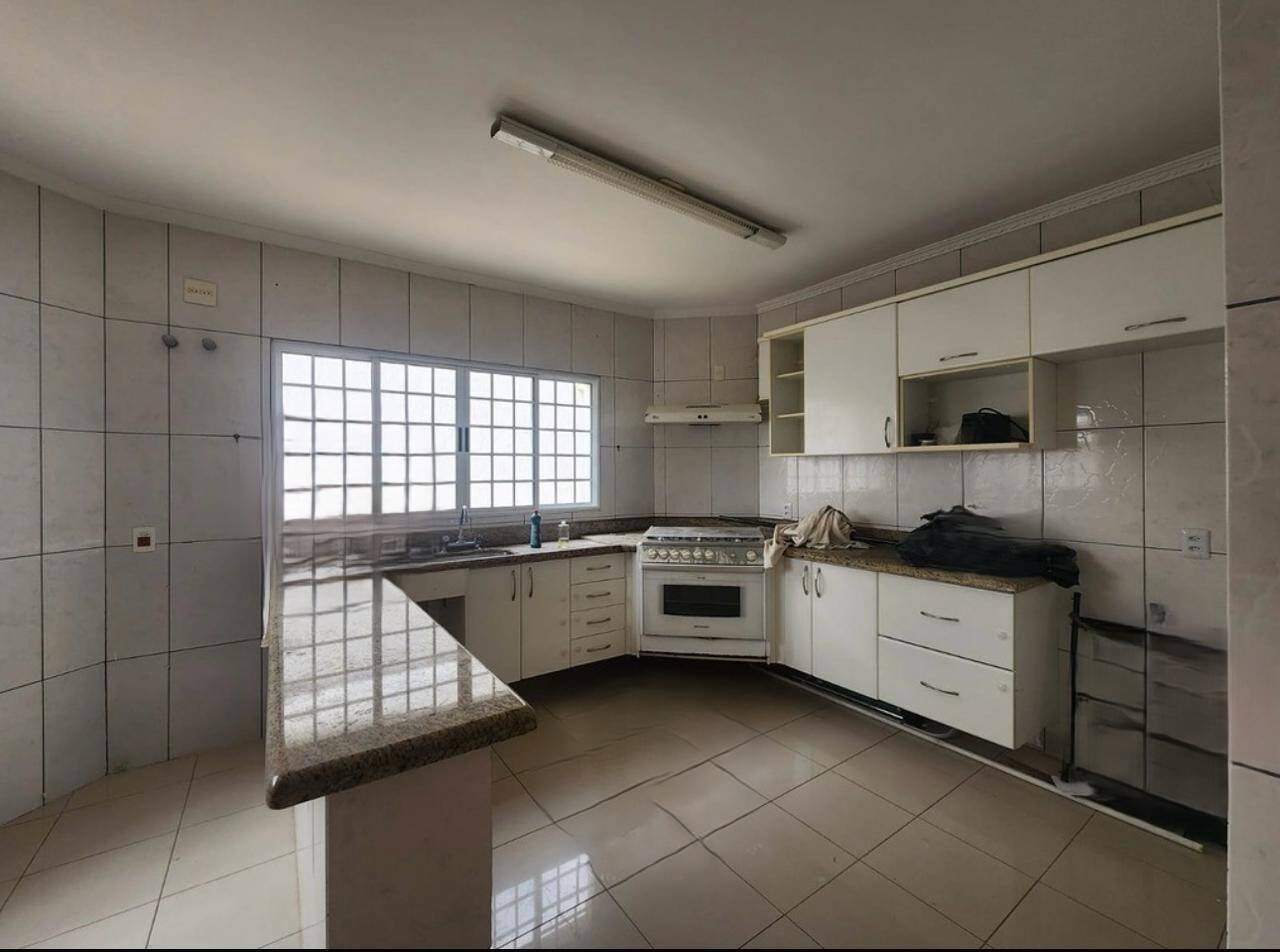 Casa à venda e aluguel com 4 quartos, 320m² - Foto 9