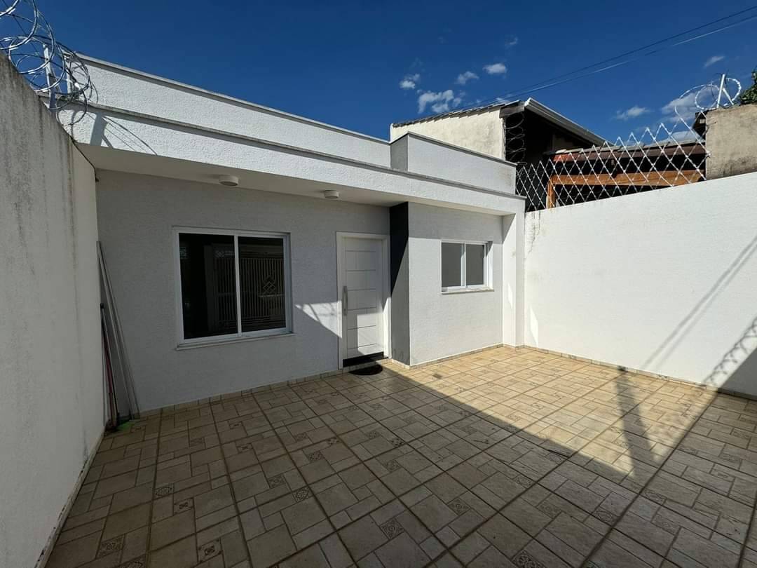 Casa à venda com 3 quartos, 121m² - Foto 1